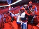 POLOPR�ZDN� HALA. Na tribun�ch haly Globen se p�i utk�n�ch, v nich� nehraj�