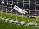 G�lman Chelsea Petr �ech sk��e k ty�i a chyt� penaltu Bayernu ve fin�le Ligy mistr� 2012.