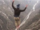 Pod nohama jen slackline a sedm set metr�.