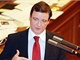 Poslance Davida Ratha p�eveze na Malou Stranu policejn� eskorta.