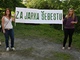 Lid� z Chot�buzi nesli i transparenty na podporu st�elce �ebesty. (19. kv�tna