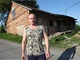 Jaromír Šebesta údajně od vchodu seběhl po rampě, zabočil za roh a směrem na auto osudně vystřelil.