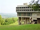 Le Corbusier si mohl vybrat, kam stavbu umístí.