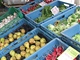 Farm��sk� trhy jsou st�le nav�t�vovan�j��, mnohdy ale nejde o v�robky m�stn�ch farm���. Ilustra�n� sn�mek