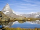 V�chodn� st�na Matterhornu se odr�� v jez�rku Riffelsee.
