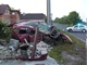 Auto s p�ti mlad�mi lidmi narazilo do z�dky a jeho ��sti se rozl�tly do