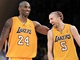 Kobe Bryant (vlevo) a Steve Blake slav� trefu ve prosp�ch Los Angeles Lakers.