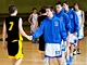 Patnáctiletí basketbalisté Sokola pražského (v modrobílé) po zápase s
