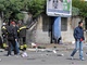 Policist� a hasi�i prohled�vaj� m�sto, kde nedaleko �koly v italsk�m m�st�