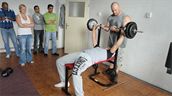 Mladí lidé vyzkoušeli v nízkoprahovém klubu nové posilovací přístroje