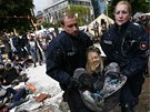 N�kte�� z demonstrant� neuposlechli v�zy po��dkov�ch sil k vyklizen� t�bora a...