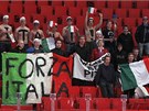 JAKO NA FOTBALE. Fanou�ci hokejist� It�lie vytvo�ili v polopr�zdn� hale Globen