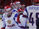 SNADN� PR�CE. Hokejist� Ruska slav� jeden z g�lu v italsk� s�ti. V pop�ed� je