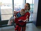 FAND�C� MAMINKA. Zp�va�ka Lucie Vondr��kov� p�ilet�la fandit se sv�m synem...