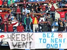NESPOKOJEN� FANOU�CI. P��znivici Sparty dali n�kolika transparenty najevo, co