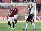 TAKY V�S ZDRAV�M. Tom� �epka m�v� sm�rem ke spar�ansk�m fanou�k�m, kte�� v