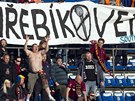 Spar�an�t� fanou�ci s transpararentem za odvol�n� Jaroslava H�eb�ka.