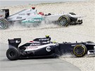 KONEC NAD�J�. Michael Schumacher s mercedesem (naho�e) a Bruno Senna s