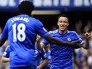 G�L KAPIT�NA. Fotbalist� Chelsea oslavuj� trefu obr�nce Johna Terryho (�elem).