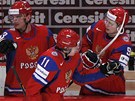 RUSK� RADOST. Jevgenij Malkin (druh� zleva) se spoluhr��i oslavuje rusk� g�l do