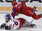 Rusk� obr�nce Jevgenij Rjasenskij v souboji s Michaelem Frol�kem.