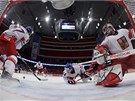 NEBEZPE�N� Z�VAR. �e�t� hokejist� Jakub Nakl�dal, Miroslav Bla��k a brank��