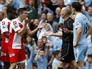 ZA CO? Joey Barton z Queens Park Rangers se div�, pro� rozhod�� vytahuje...