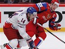BRUSLA�SK� SOUBOJ. �esk� �to�n�k Tom� Plekanec si vede puk p�ed Iljou