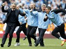 M�ME TITUL! Hned po z�v�re�n�m hvizdu vystartoval mana�er Roberto Mancini...