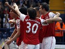 A JE TAM! Laurent Koscielny z Arsenalu (vlevo) se spoluhr��i raduje ze sv�