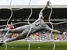 G�L. Wojciech Szczesny, brank�� Arsenalu, se marn� natahuje po st�ele Grahama