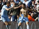 TITUL VE �TVRT� MINUT� NASTAVEN�. Fotbalist� Manchesteru City jsou v euforii, v...