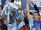 OSLAVA S POH�REM. Vincent Kompany, kapit�n fotbalist� Manchesteru City, zdvih�...