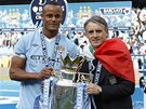 KAPIT�N, TREN�R A POH�R. Vincent Kompany, kapit�n fotbalist� Manchesteru City,...