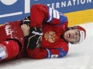AU! Rusk� hokejista Jevgenij Malkin se sv�j� na led� po faulu v semifin�le MS v