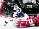 DRUHÝ GÓL. Slovenský hokejista Miroslav �atan zvý�il skóre semifinálového duelu...