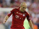 Arjen Robben z Bayernu Mnichov �ongluje s m��em ve fin�le fotbalov� Ligy mistr�.