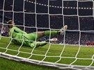 ROZHODNUTO. Posledn� penaltu rozst�elu fin�le Ligy mistr� zvl�dl Dider Drogba a
