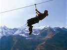 Lanov� park v Saas-Fee nab�z� 260 metr� dlouh� let na kladce p�es hlubok� ka�on