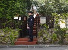 Protikorup�n� policist� stoj� p�ed domem Davida Ratha (�SSD) ve st�edo�esk�
