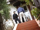 Protikorup�n� policist� stoj� p�ed domem Davida Ratha (�SSD) ve st�edo�esk�