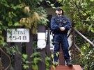 Policist� stoj� p�ed domem Davida Ratha (�SSD) ve st�edo�esk� Hostivici (15.