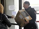 Policist� p�in�ej� krabici s d�kazy do s�dla �tvaru pro odhalov�n�