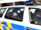 Policist� odv�ej� Davida Ratha (vlevo) od jeho domu ve st�edo�esk� Hostivici
