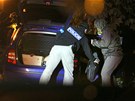 Kriminalisté odvážejí důkazy z domu Davida Ratha v Hostivici (15. května 2012). Kriminalisté odvážejí důkazy z domu Davida Ratha v Hostivici (15. května 2012).