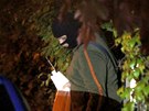Kriminalisté odvážejí důkazy z domu Davida Ratha v Hostivici (15. května 2012). Kriminalisté odvážejí důkazy z domu Davida Ratha v Hostivici (15. května 2012).