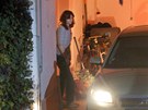 Eva Rathov� v gar�i rodinn�ho domu v Hostivici ve�er po zadr�en� man�ela (15.
