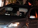 David Rath sed� v policejn�m aut� ve�er po sv�m zadr�en� (15. kv�tna 2012)
