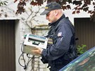 Policista p�in�� do Rathova domu po��tadlo na pen�ze, aby vy�et�ovatel�
