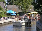 Proplouv�te kolem restaurac� nebo obytn�ch dom�.